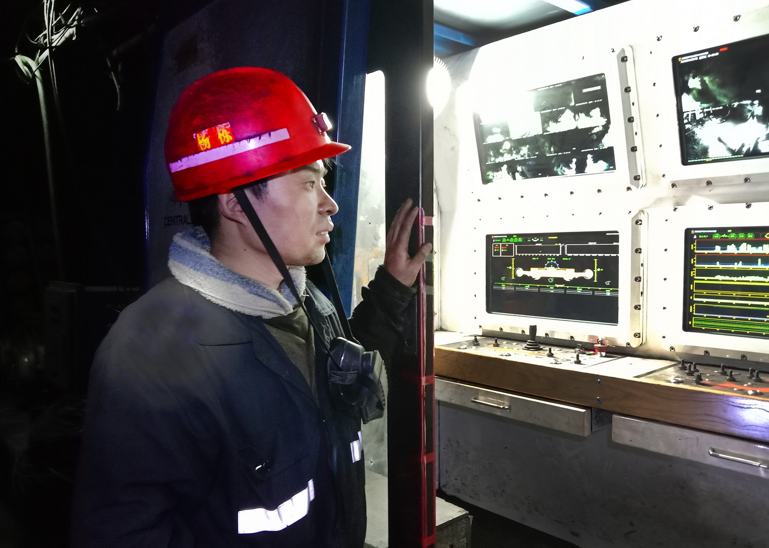 1651735181274286.jpeg 5.楊棟在井下智能綜采集中控制室前.jpg