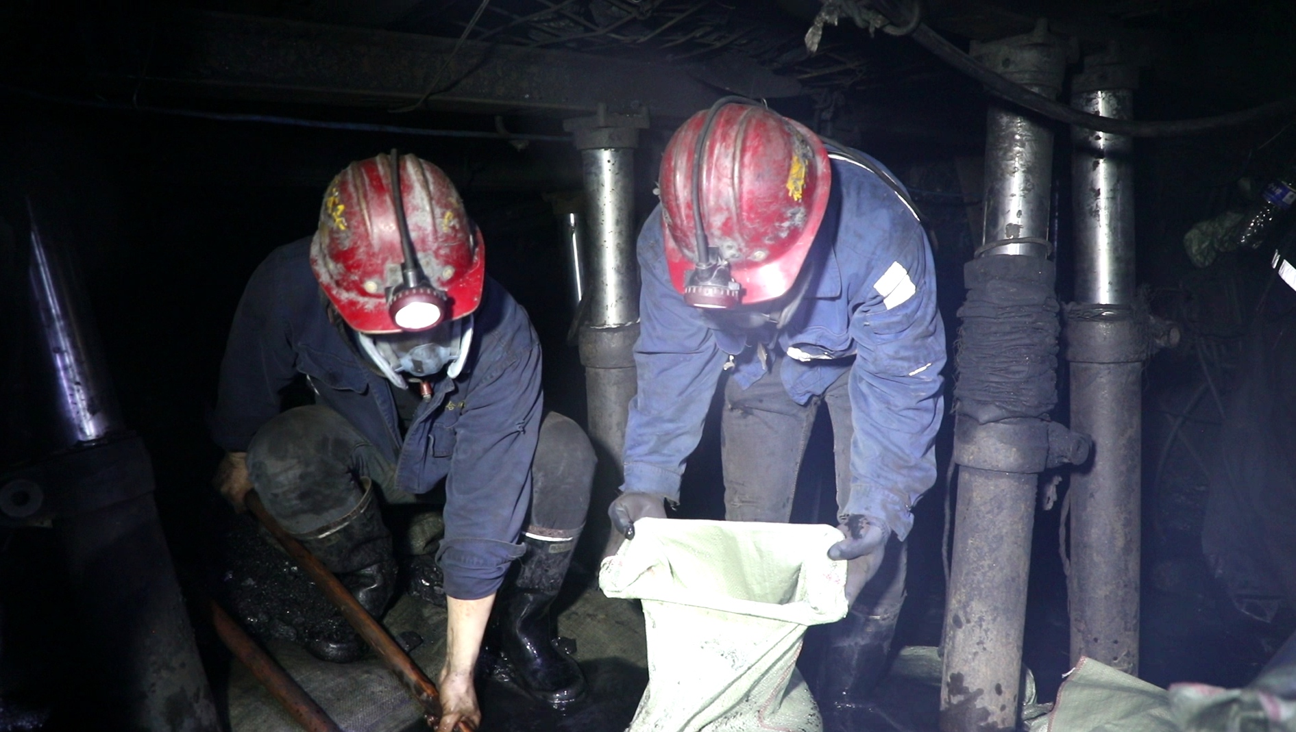 1662425142777380.jpeg 圖為澄合礦業董東煤業公司綜采隊職工正在水患現場搭建堵水圍墻.jpg