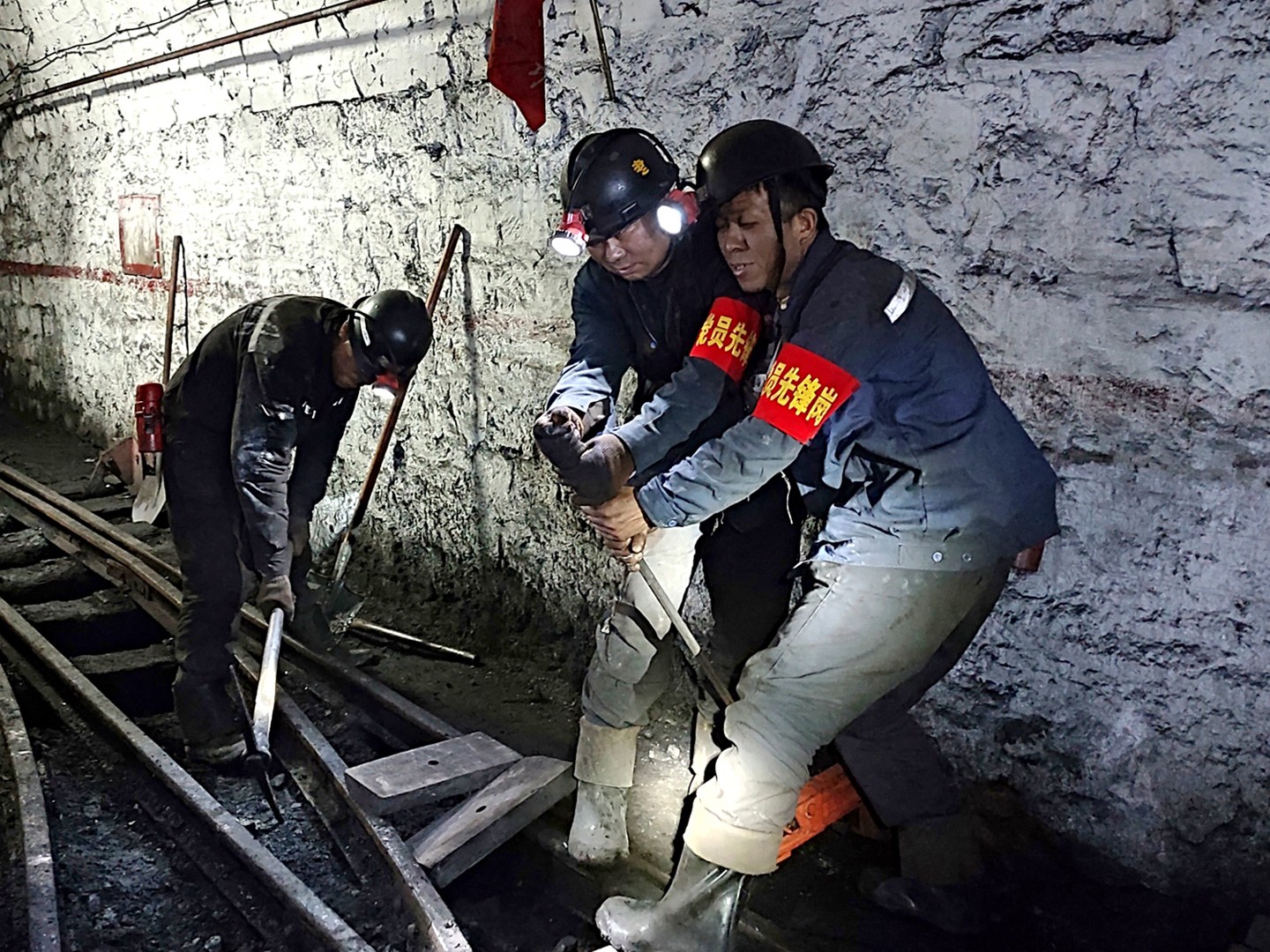 1669109861400013.jpeg 黨員先鋒崗在井下作業.jpg