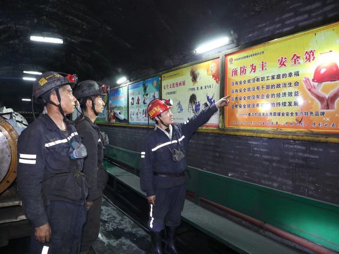 圖1 周義明在井下現場講安全.jpg