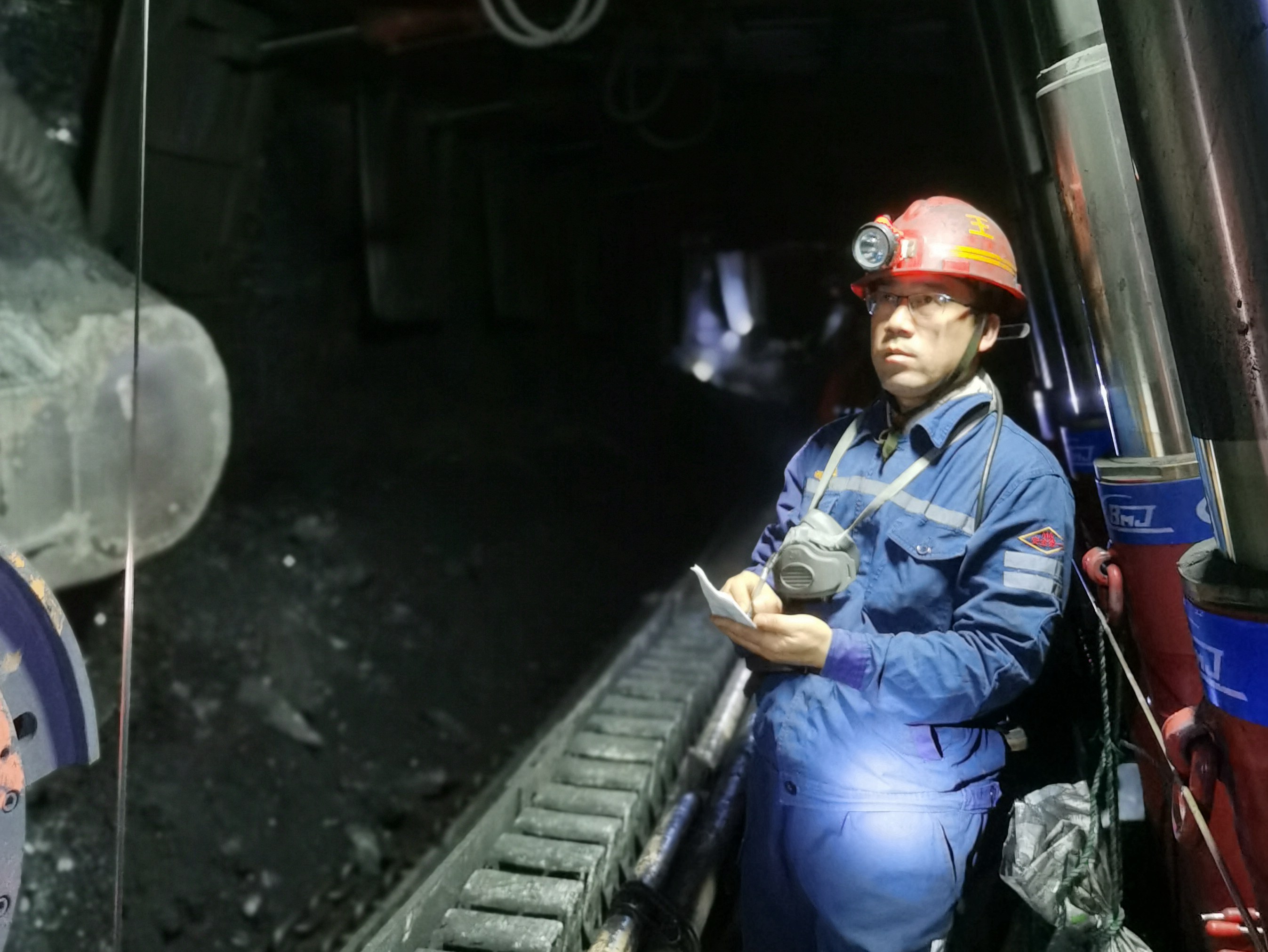 圖2 王勇在綜采工作面檢查工作.jpg