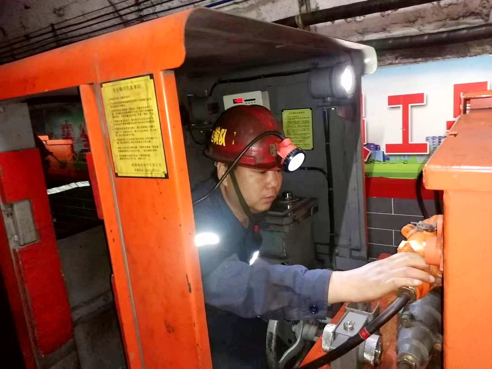 圖3 王洛民在運輸大巷檢查運輸設備.jpg