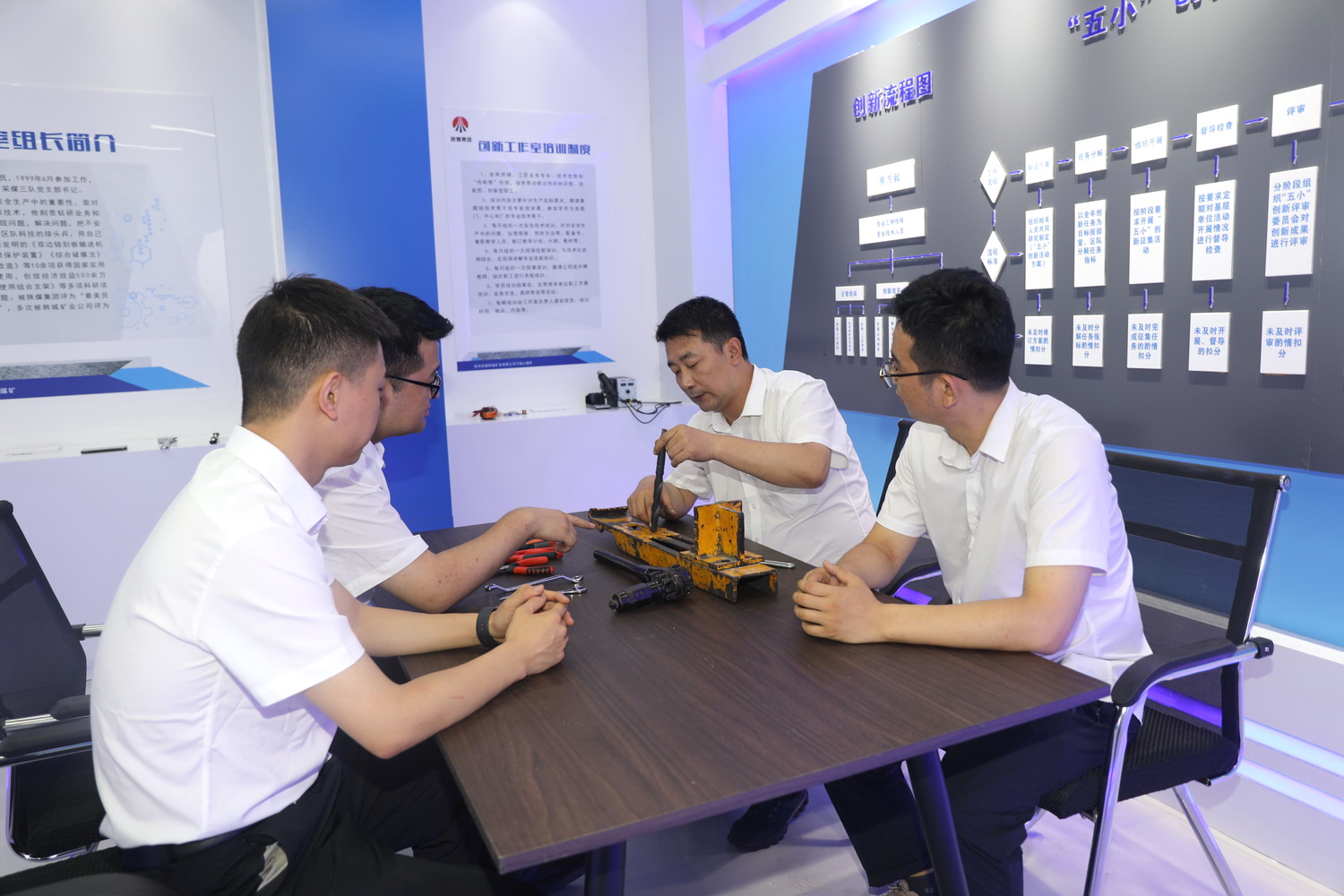 1702602856707024.jpeg 五小創(chuàng)新工作室.JPG