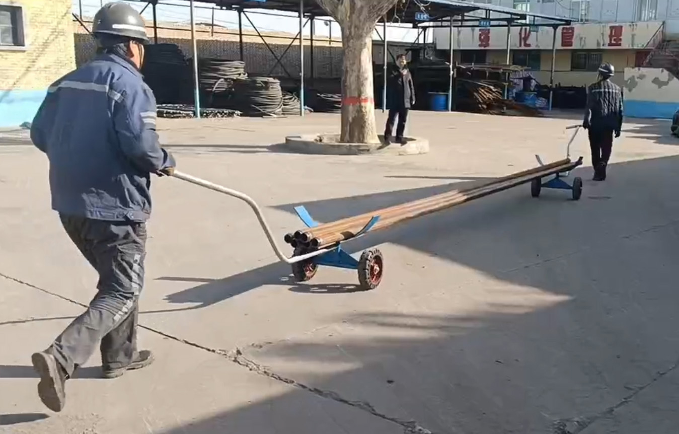 1706236917916161.jpeg 職工使用管道搬運車搬運管道.jpg