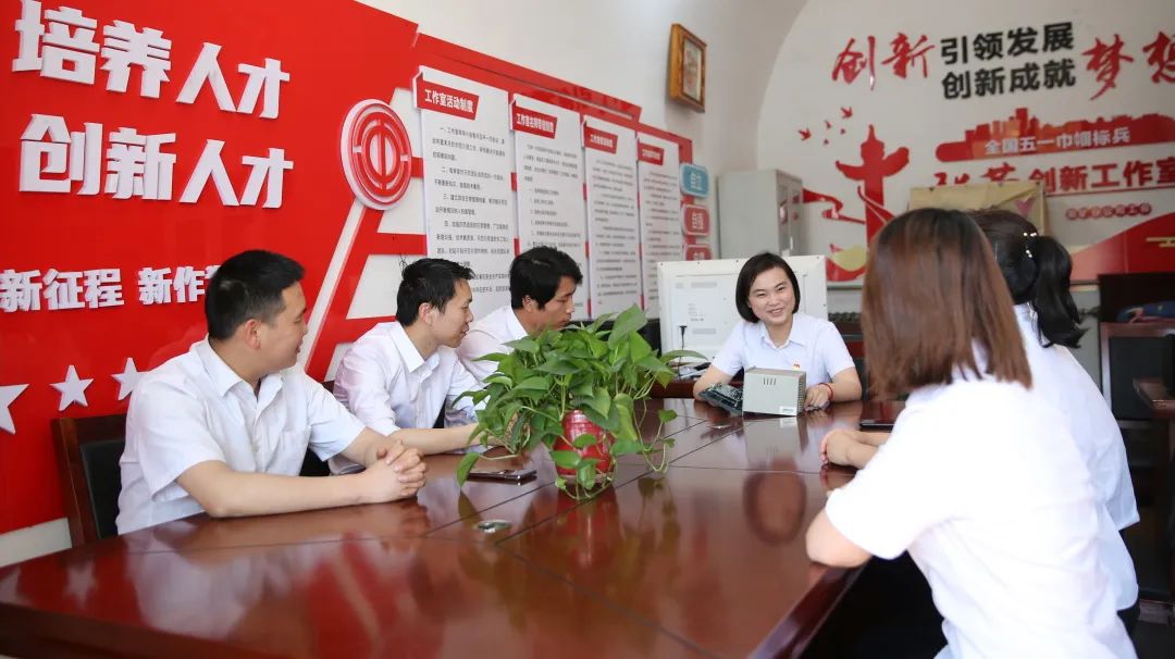 1710125903776663.jpeg 圖為“全國五一巾幗標(biāo)兵”張蕾在創(chuàng)新工作室為青年職工講授理論知識.jpg