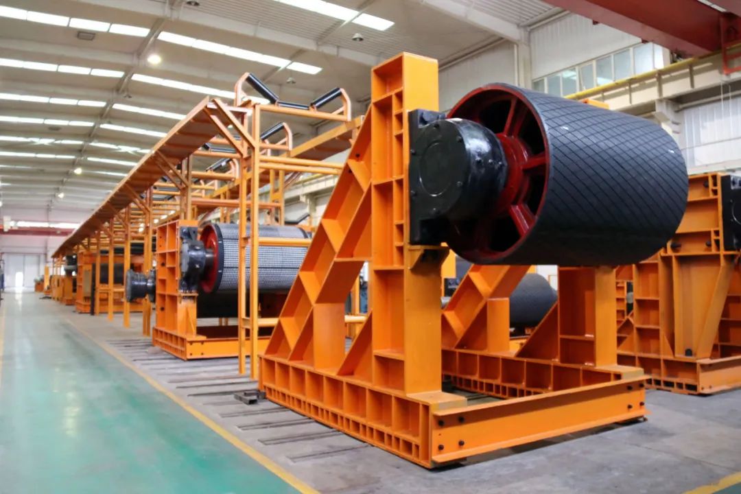 1710125942661782.jpeg 圖為該公司所屬煤機(jī)公司研制的DTL140系列中遠(yuǎn)距離下運(yùn)帶式輸送機(jī).jpg