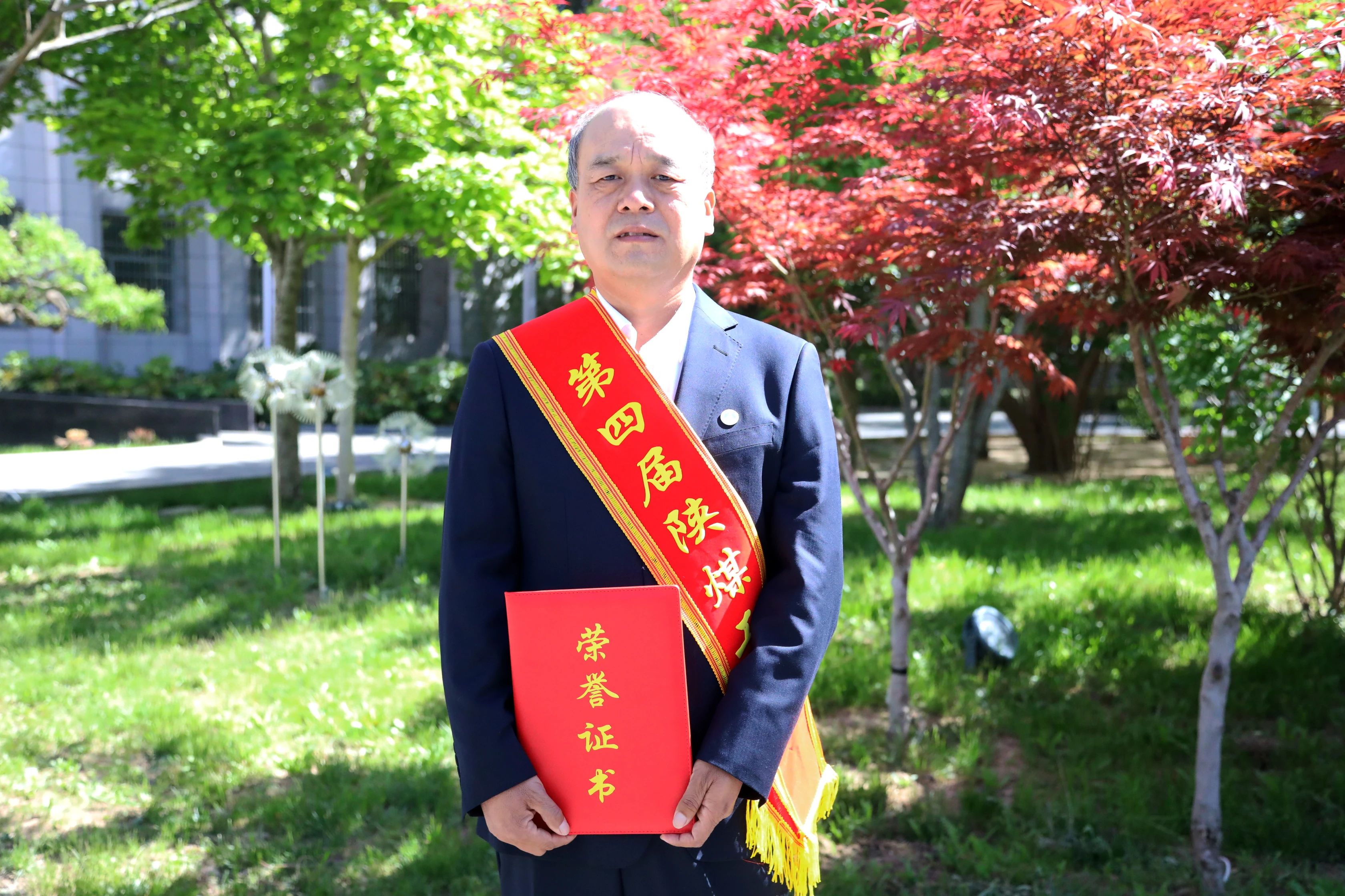 1715050822547466.jpeg 徐剛獲獎單照.jpg