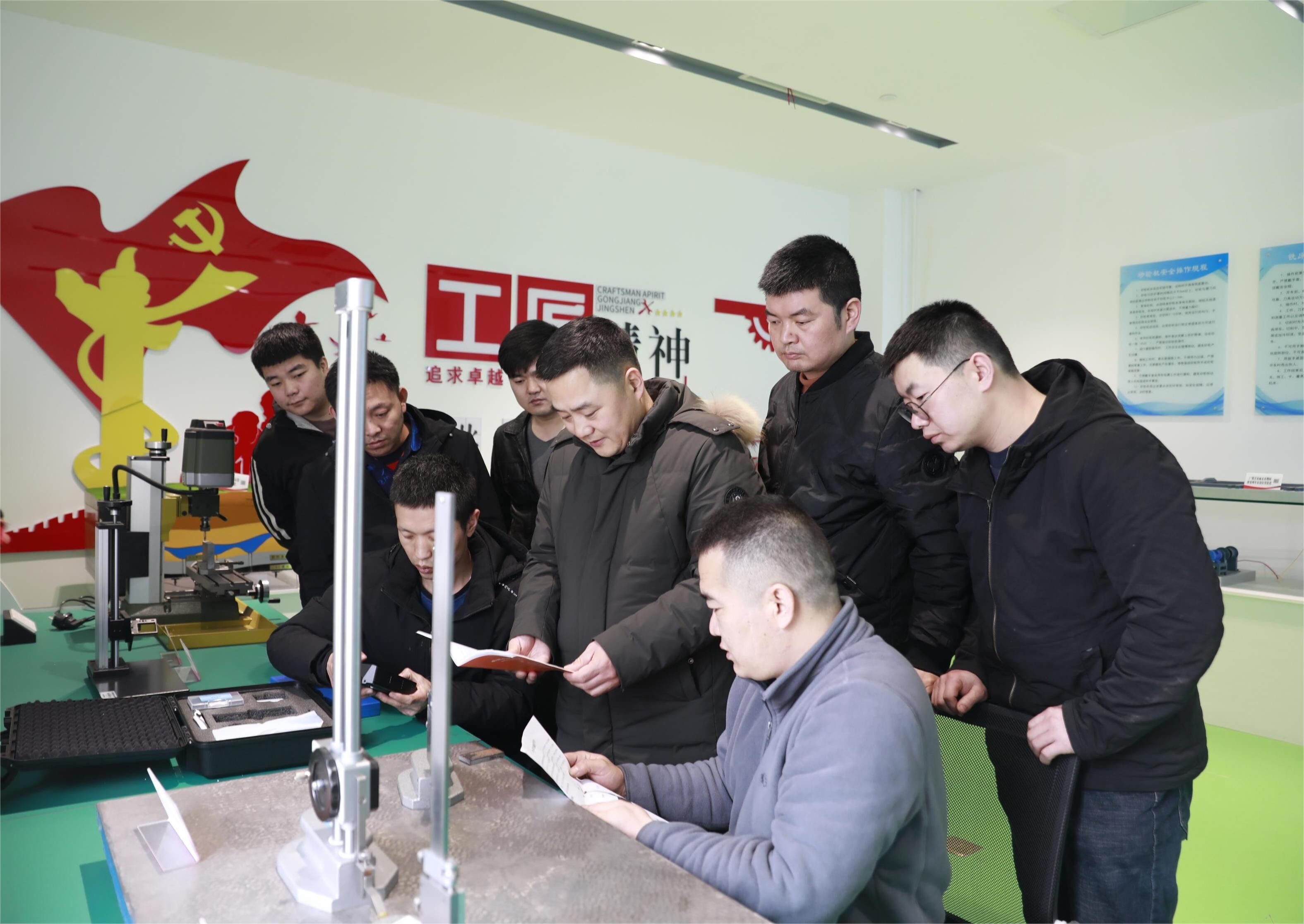 1715929982706639.jpeg 張新停深入現場開展師帶徒.JPG